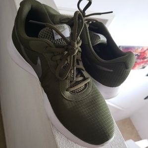 Nike Tanjun athletic shoes